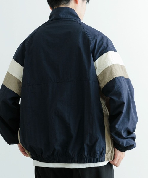 ITEMS URBANRESEARCH(アイテムズ アーバンリサーチ)の「配色キリカエ ナイロン トラックジャケット(ブルゾン・メンズ・ブラック/ネイビー・MEDIUM/LARGE)」の15枚目の写真