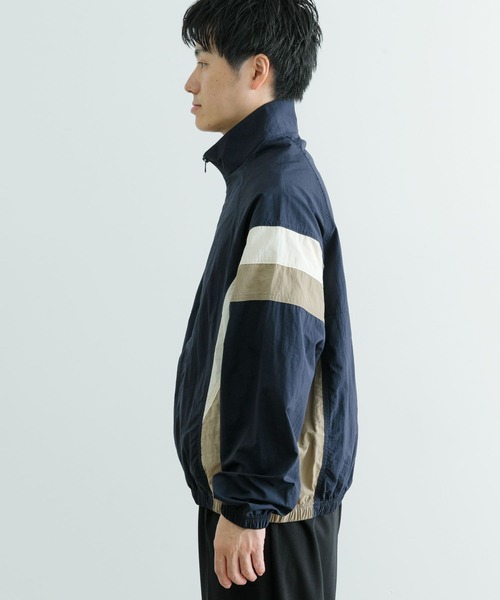 ITEMS URBANRESEARCH(アイテムズ アーバンリサーチ)の「配色キリカエ ナイロン トラックジャケット(ブルゾン・メンズ・ブラック/ネイビー・MEDIUM/LARGE)」の18枚目の写真