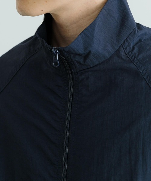 ITEMS URBANRESEARCH(アイテムズ アーバンリサーチ)の「配色キリカエ ナイロン トラックジャケット(ブルゾン・メンズ・ブラック/ネイビー・MEDIUM/LARGE)」の20枚目の写真