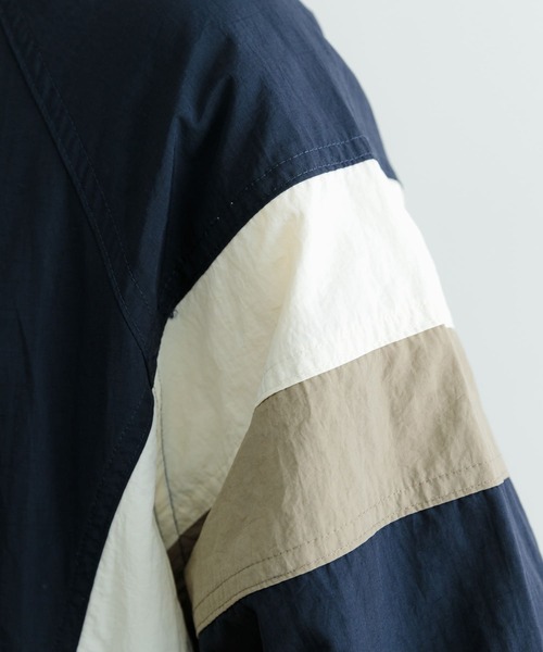 ITEMS URBANRESEARCH(アイテムズ アーバンリサーチ)の「配色キリカエ ナイロン トラックジャケット(ブルゾン・メンズ・ブラック/ネイビー・MEDIUM/LARGE)」の21枚目の写真