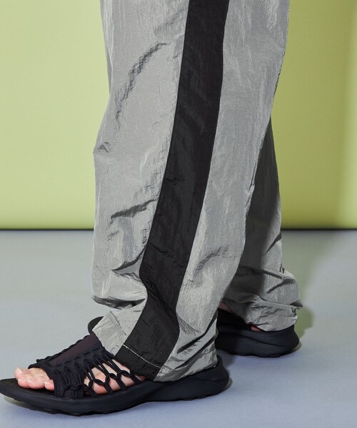 CITEN（シテン）の「＜CITEN＞エアリーナイロントラックパンツ（その他パンツ・メンズ・ブラック/グレー・S/M/L）」の4枚目の写真