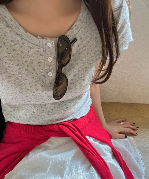 GIUNON（ジウノン）の「flower t-shirts / 小花柄Tシャツ（Tシャツ/カットソー・レディース・ホワイト/グレー・FREE）」の4枚目の写真