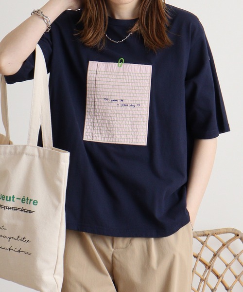 Emago(イマゴ)の「EMAGO 文房具刺繍T(Tシャツ/カットソー・レディース・ホワイト×ピンク/ホワイト/ネイビー・FREE)」の1枚目の写真