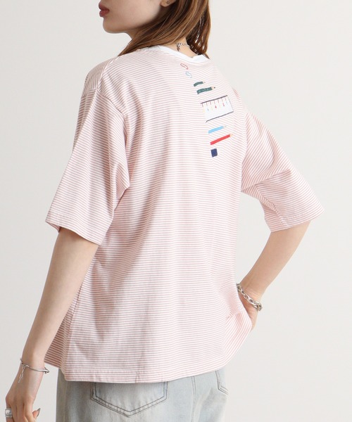 Emago(イマゴ)の「EMAGO 文房具刺繍T(Tシャツ/カットソー・レディース・ホワイト×ピンク/ホワイト/ネイビー・FREE)」の19枚目の写真