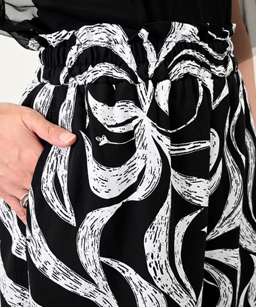 【未使用品】イタリア製　モノトーン　プリントパンツ  ブラック セール】ポプリンボタニカルプリントリラックスパンツ（その他