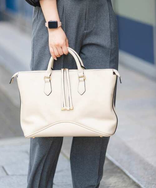 RODE SKO（ロデスコ）の「メタルストラップボストンバッグ（ボストンバッグ・レディース・ブラック/アイボリー/モカ・ONE）」の4枚目の写真