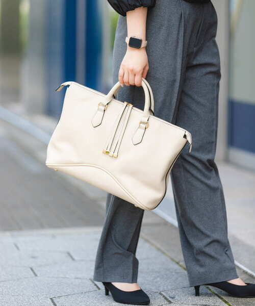 RODE SKO（ロデスコ）の「メタルストラップボストンバッグ（ボストンバッグ・レディース・ブラック/アイボリー/モカ・ONE）」の5枚目の写真