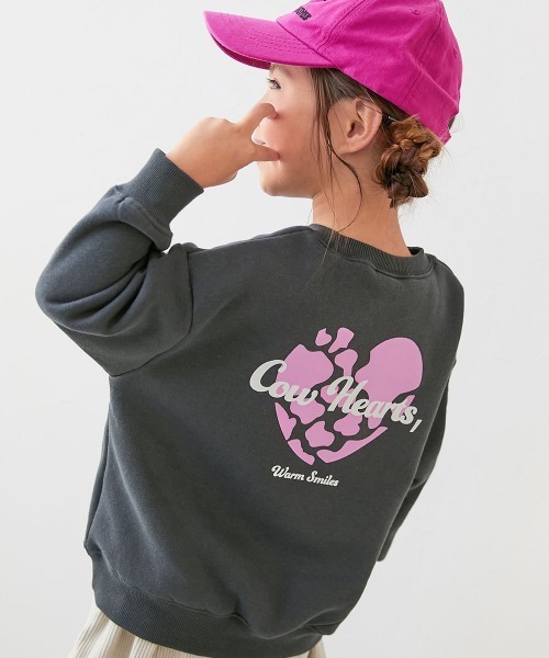 devirock（デビロック）の「デビラボ ガールズ プリント BOXシルエット 裏起毛トレーナー（スウェット・キッズ・グレー系その他/ブラック系その他2/ピンク系その他/ブラック系その他/パープル系その他3/ブルー系その他/グリーン系その他/グレー系その他2/パープル系その他/ベージュ系その他/ホワイト系その他/パープル系その他2/ベージュ系その他2/パープル系その他4/グレー系その他3/パープル系その他5/ピンク系その他2/グリーン系その他2/ピンク系3/レッド系その他/ベージュ系その他4/ブラック系その他4/ブルー系その他2/ベージュ系その他3/ブラック系その他3・90cm/100cm/110cm/120cm/130cm/140cm/150cm/160cm）」の4枚目の写真