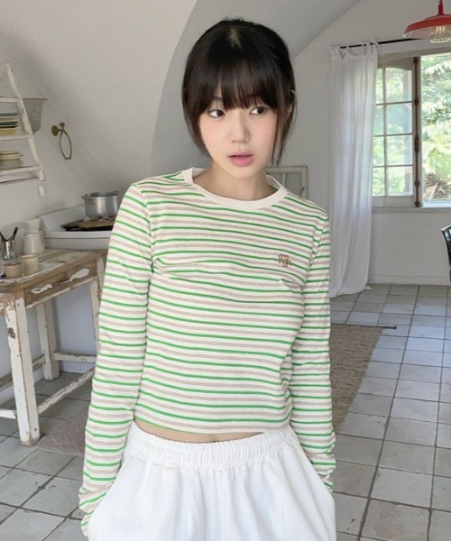 muahmuah(ムーアムーア)の「A'GEM/9 × .kom 『muah muah/ムーアムーア』 LOGO STRIPE CROP LONG SLEEVE/ロゴ ステッチ ストライプ クロップ 長袖カットソー(Tシャツ/カットソー・レディース・ブルー/ネイビー・FREE)」の1枚目の写真