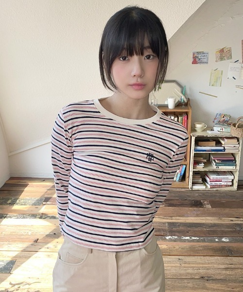 muahmuah(ムーアムーア)の「A'GEM/9 × .kom 『muah muah/ムーアムーア』 LOGO STRIPE CROP LONG SLEEVE/ロゴ ステッチ ストライプ クロップ 長袖カットソー(Tシャツ/カットソー・レディース・ブルー/ネイビー・FREE)」の5枚目の写真