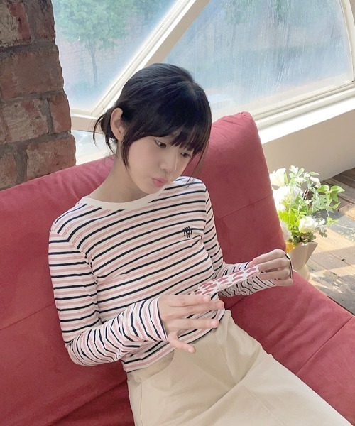 muahmuah(ムーアムーア)の「A'GEM/9 × .kom 『muah muah/ムーアムーア』 LOGO STRIPE CROP LONG SLEEVE/ロゴ ステッチ ストライプ クロップ 長袖カットソー(Tシャツ/カットソー・レディース・ブルー/ネイビー・FREE)」の6枚目の写真
