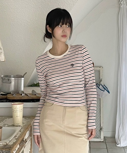 muahmuah(ムーアムーア)の「A'GEM/9 × .kom 『muah muah/ムーアムーア』 LOGO STRIPE CROP LONG SLEEVE/ロゴ ステッチ ストライプ クロップ 長袖カットソー(Tシャツ/カットソー・レディース・ブルー/ネイビー・FREE)」の7枚目の写真