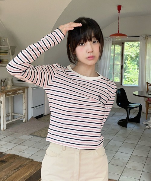 muahmuah(ムーアムーア)の「A'GEM/9 × .kom 『muah muah/ムーアムーア』 LOGO STRIPE CROP LONG SLEEVE/ロゴ ステッチ ストライプ クロップ 長袖カットソー(Tシャツ/カットソー・レディース・ブルー/ネイビー・FREE)」の3枚目の写真