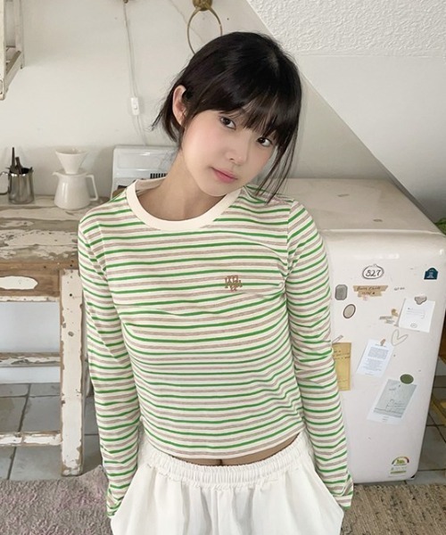 muahmuah(ムーアムーア)の「A'GEM/9 × .kom 『muah muah/ムーアムーア』 LOGO STRIPE CROP LONG SLEEVE/ロゴ ステッチ ストライプ クロップ 長袖カットソー(Tシャツ/カットソー・レディース・ブルー/ネイビー・FREE)」の8枚目の写真