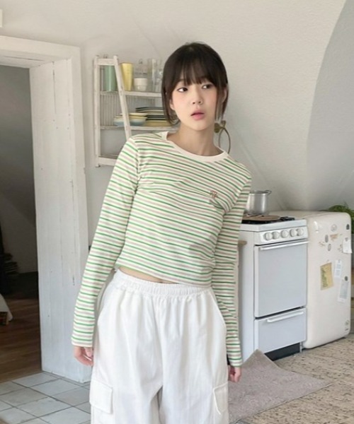 muahmuah(ムーアムーア)の「A'GEM/9 × .kom 『muah muah/ムーアムーア』 LOGO STRIPE CROP LONG SLEEVE/ロゴ ステッチ ストライプ クロップ 長袖カットソー(Tシャツ/カットソー・レディース・ブルー/ネイビー・FREE)」の11枚目の写真