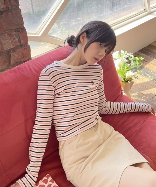 muahmuah(ムーアムーア)の「A'GEM/9 × .kom 『muah muah/ムーアムーア』 LOGO STRIPE CROP LONG SLEEVE/ロゴ ステッチ ストライプ クロップ 長袖カットソー(Tシャツ/カットソー・レディース・ブルー/ネイビー・FREE)」の4枚目の写真