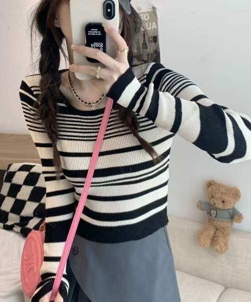 AsheKsha(アシクシャ)の「ストライブショート丈トップス(Tシャツ/カットソー・レディース・ブラック系/グリーン/ライトグレー・F)」の6枚目の写真