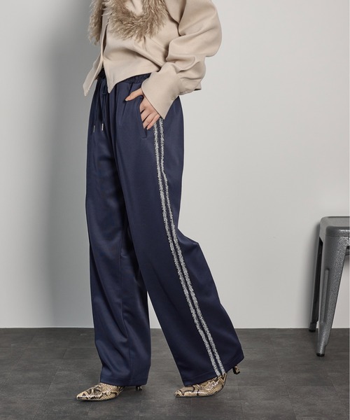 THE YOn(ザヨン)の「グリッターサイドライントラックパンツ(その他パンツ・レディース・ネイビー/グリーン/ボルドー・FREE)」の17枚目の写真