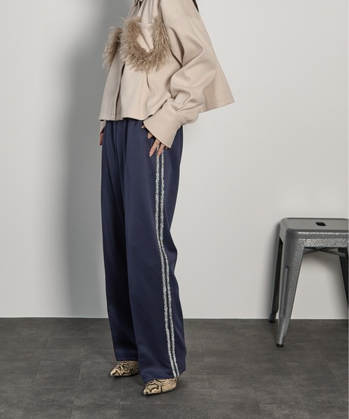 THE YOn(ザヨン)の「グリッターサイドライントラックパンツ(その他パンツ・レディース・ネイビー/グリーン/ボルドー・FREE)」の5枚目の写真