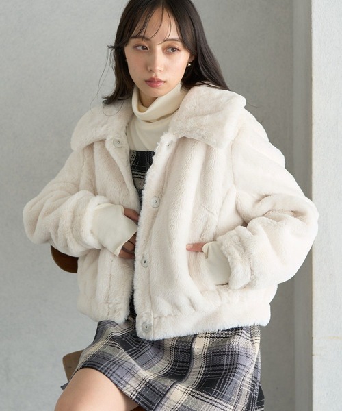 earth music&ecology（アースミュージックアンドエコロジー）の「ファーショートコート（ブルゾン・レディース・チャコールグレー/アイボリー/モカ・FREE）」の2枚目の写真