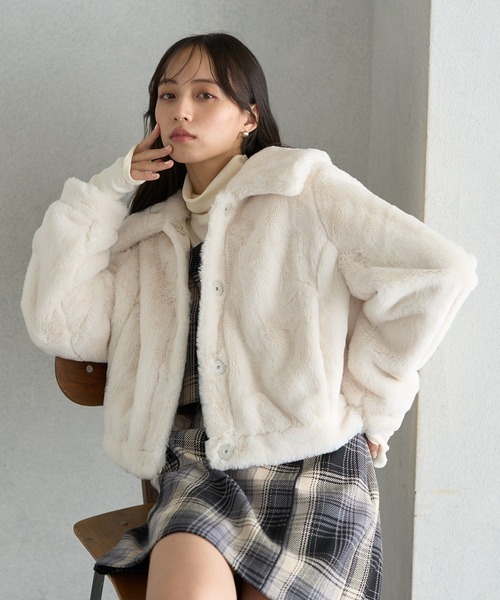 earth music&ecology（アースミュージックアンドエコロジー）の「ファーショートコート（ブルゾン・レディース・チャコールグレー/アイボリー/モカ・FREE）」の7枚目の写真