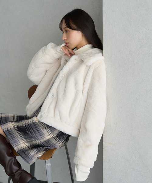 earth music&ecology（アースミュージックアンドエコロジー）の「ファーショートコート（ブルゾン・レディース・チャコールグレー/アイボリー/モカ・FREE）」の8枚目の写真