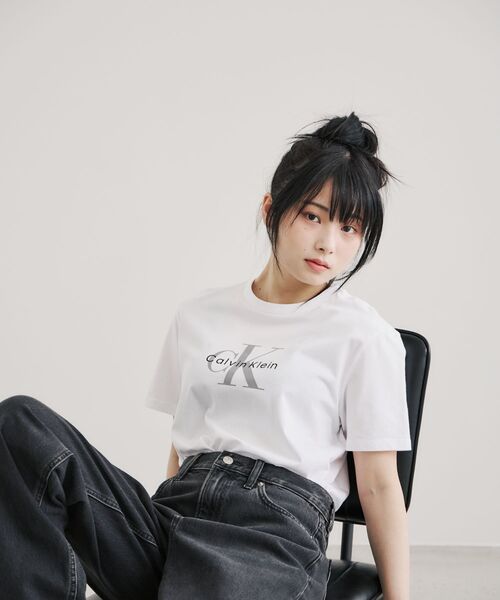 Calvin Klein（カルバン・クライン）の「クラッシック モノロゴ クルーネック Tシャツ（Tシャツ/カットソー・レディース・ホワイト/ブラック/グレー・L/M/S/XS）」の11枚目の写真