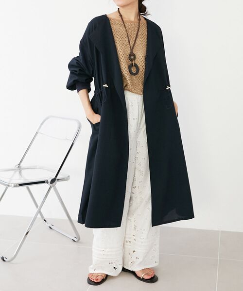 le.coeur blanc（ルクールブラン）の「タンブラーオックスロングブルゾンコート（ノーカラーコート・レディース・グレイッシュベージュ/ネイビー・38）」の2枚目の写真