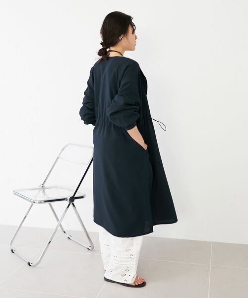 le.coeur blanc（ルクールブラン）の「タンブラーオックスロングブルゾンコート（ノーカラーコート・レディース・グレイッシュベージュ/ネイビー・38）」の8枚目の写真