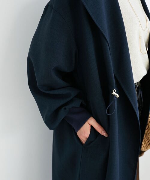 le.coeur blanc（ルクールブラン）の「タンブラーオックスロングブルゾンコート（ノーカラーコート・レディース・グレイッシュベージュ/ネイビー・38）」の13枚目の写真