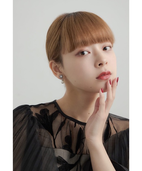 niana(ニアナ)の「ビジューフラワーパールイヤリング 花 ゴールド シルバー 結婚式 二次会 同窓会 成人式 パーティー お呼ばれ オケージョン フォーマル(イヤリング・レディース・ゴールド/シルバー・FREE)」の4枚目の写真