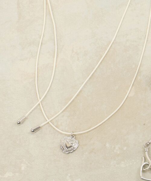 MAJESTIC LEGON（マジェスティックレゴン）の「アンニュイハートネックレス（ネックレス・レディース・シルバー/アイボリー・FREE）」の10枚目の写真