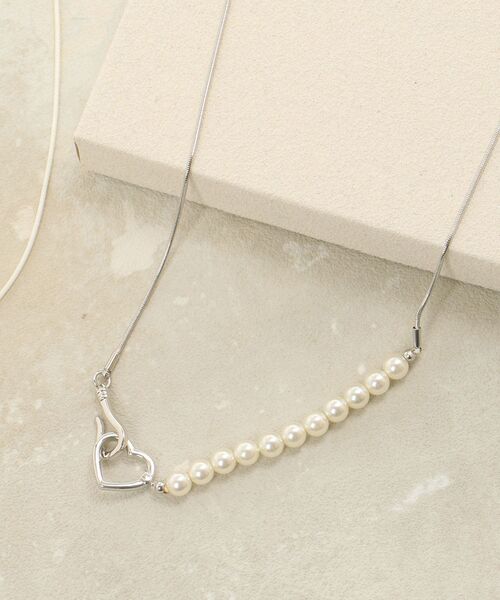 MAJESTIC LEGON（マジェスティックレゴン）の「アンニュイハートネックレス（ネックレス・レディース・シルバー/アイボリー・FREE）」の3枚目の写真