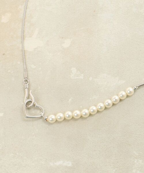 MAJESTIC LEGON（マジェスティックレゴン）の「アンニュイハートネックレス（ネックレス・レディース・シルバー/アイボリー・FREE）」の5枚目の写真