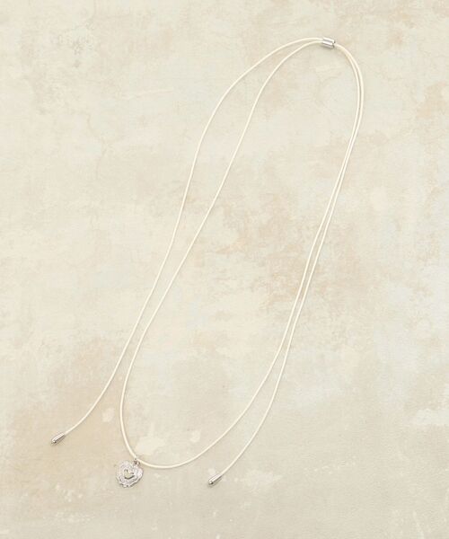 MAJESTIC LEGON（マジェスティックレゴン）の「アンニュイハートネックレス（ネックレス・レディース・シルバー/アイボリー・FREE）」の6枚目の写真