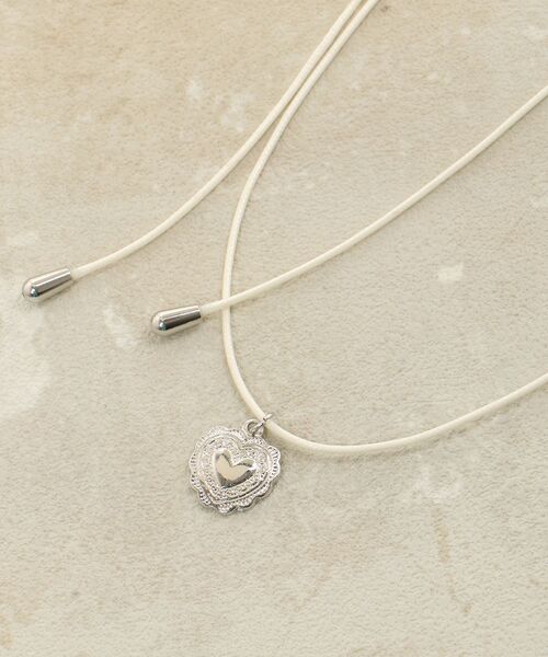 MAJESTIC LEGON（マジェスティックレゴン）の「アンニュイハートネックレス（ネックレス・レディース・シルバー/アイボリー・FREE）」の7枚目の写真