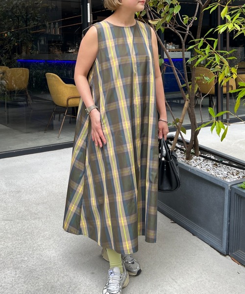 StyleSea(スタイルシー)の「バックジップチェック柄フレアーワンピース(ワンピース・レディース・ブラック/グレー/ベージュ/カーキ/ネイビー・FREE)」の4枚目の写真