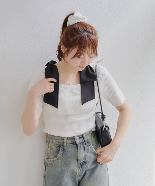 continuer de NICE CLAUP(コンティニューデナイスクラップ)の「肩リボンスクエアネックニット(ニット/セーター・レディース・ブラック/オフホワイト/ブルー・FREE)」の4枚目の写真
