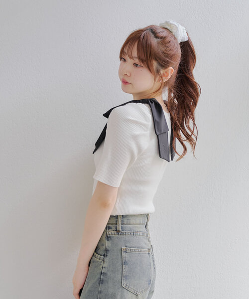 continuer de NICE CLAUP(コンティニューデナイスクラップ)の「肩リボンスクエアネックニット(ニット/セーター・レディース・ブラック/オフホワイト/ブルー・FREE)」の5枚目の写真