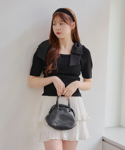 continuer de NICE CLAUP(コンティニューデナイスクラップ)の「肩リボンスクエアネックニット(ニット/セーター・レディース・ブラック/オフホワイト/ブルー・FREE)」の11枚目の写真