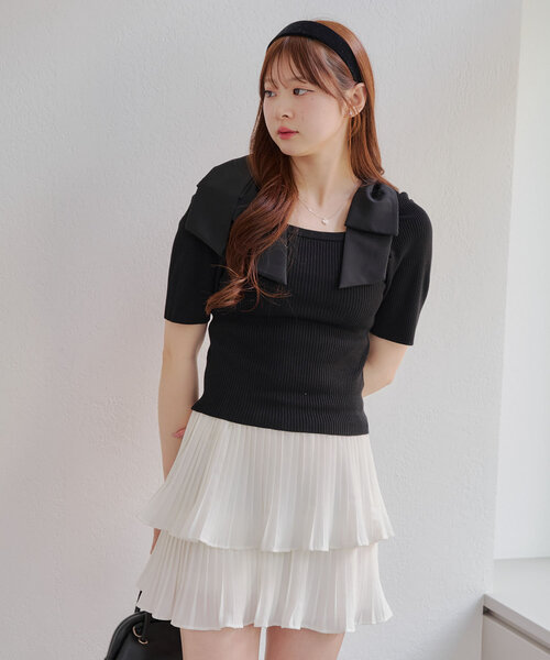 continuer de NICE CLAUP(コンティニューデナイスクラップ)の「肩リボンスクエアネックニット(ニット/セーター・レディース・ブラック/オフホワイト/ブルー・FREE)」の12枚目の写真
