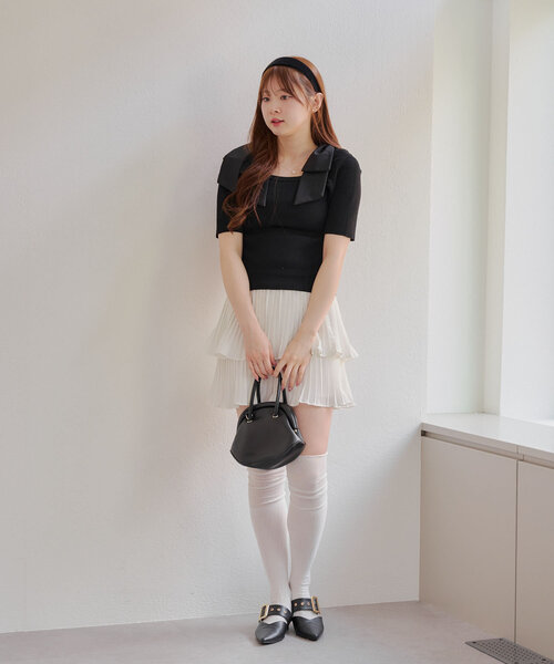 continuer de NICE CLAUP(コンティニューデナイスクラップ)の「肩リボンスクエアネックニット(ニット/セーター・レディース・ブラック/オフホワイト/ブルー・FREE)」の15枚目の写真