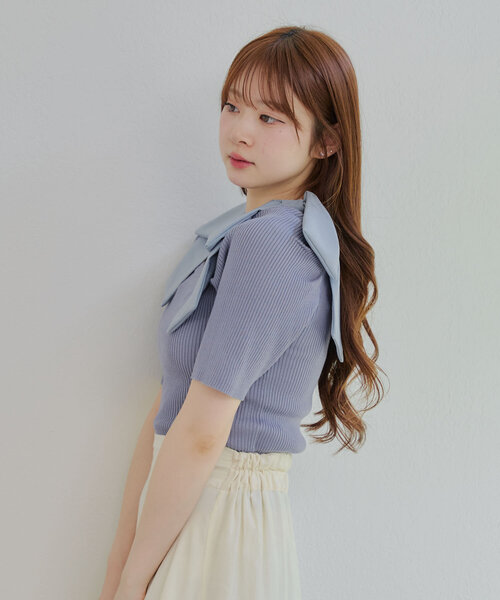 continuer de NICE CLAUP(コンティニューデナイスクラップ)の「肩リボンスクエアネックニット(ニット/セーター・レディース・ブラック/オフホワイト/ブルー・FREE)」の18枚目の写真