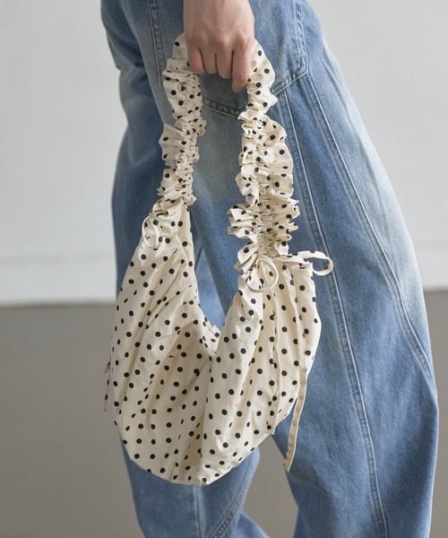 UNE MANSION（ユヌマンション）の「【2WAY仕様クロスバッグ/ハンドバッグ】ドットパターンシャーリングラブリーギャザーバッグ（ショルダーバッグ・レディース・アイボリー/ブラック・ONE SIZE）」の8枚目の写真