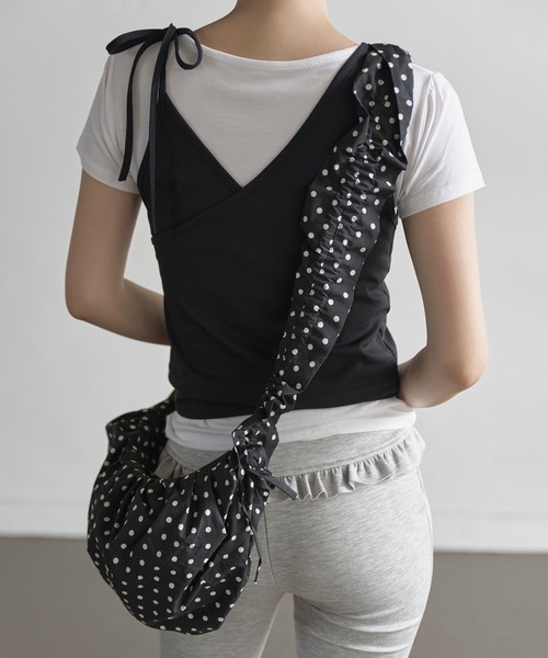 UNE MANSION（ユヌマンション）の「【2WAY仕様クロスバッグ/ハンドバッグ】ドットパターンシャーリングラブリーギャザーバッグ（ショルダーバッグ・レディース・アイボリー/ブラック・ONE SIZE）」の5枚目の写真