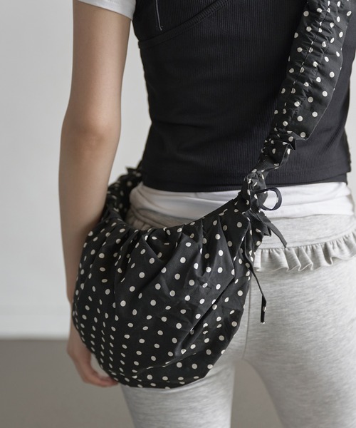 UNE MANSION（ユヌマンション）の「【2WAY仕様クロスバッグ/ハンドバッグ】ドットパターンシャーリングラブリーギャザーバッグ（ショルダーバッグ・レディース・アイボリー/ブラック・ONE SIZE）」の4枚目の写真