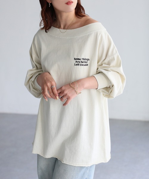 Riberry(リベリー)の「ロゴ刺繍オフショルピグメントロンT(Tシャツ/カットソー・レディース・グレー/ホワイト系/チャコールグレー・FREE)」の2枚目の写真