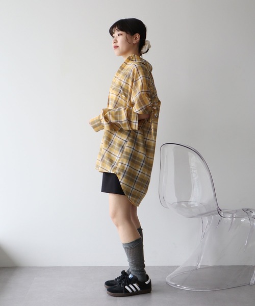 earth music&ecology(アースミュージックアンドエコロジー)の「2wayショルダードロストリボンチェックシャツ(シャツ/ブラウス・レディース・ブラウン/イエロー/クリーム・FREE)」の13枚目の写真