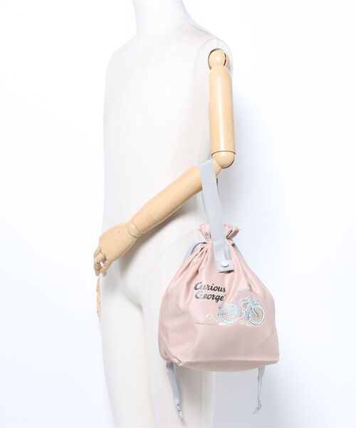 ACCOMMODE(アコモデ)の「【365Curious 】おさるのジョージ コンパクトクーラー巾着バッグ(ハンドバッグ・レディース・ベージュ/ネイビー・FREE)」の6枚目の写真