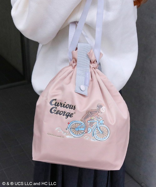 ACCOMMODE(アコモデ)の「【365Curious 】おさるのジョージ コンパクトクーラー巾着バッグ(ハンドバッグ・レディース・ベージュ/ネイビー・FREE)」の19枚目の写真